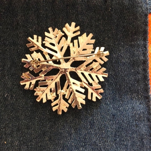 Snowflake brooch - Picture 3 of 3